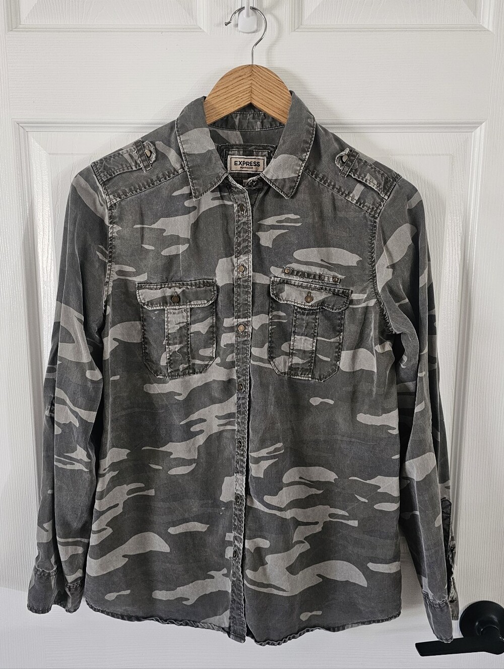 EXPRESS Camouflage Boyfriend Button Down Shirt Camo EUC Utility Small S